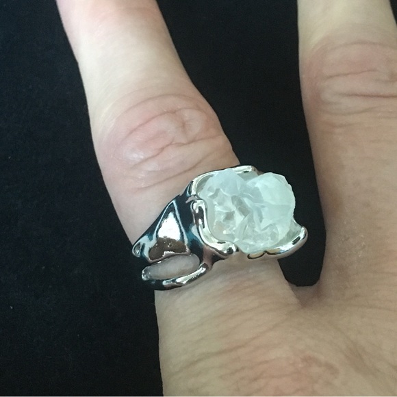 Unique Silver Tone Quartz Crystal Ring - Picture 5 of 6